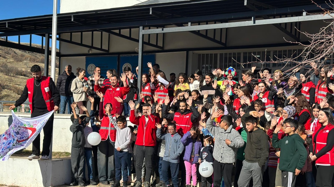 TUNCELİ KIZILAY GÖNÜLLÜLERİ VE ATATÜRK MTAL İŞBİRLİĞİYLE GÜZEL BİR YERLİ MALI ETKİNLİĞİ DÜZENLENDİ. EMEĞİ GEÇEN HERKESE TEŞEKKÜR EDİYORUZ!